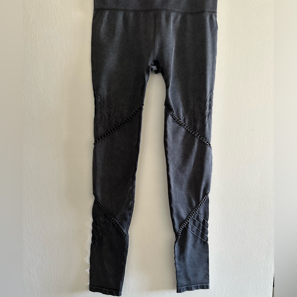 SoulCycle Dark Gray Seamless Cutout Ribbed Leggings size Small EUC - Picture 3 of 6